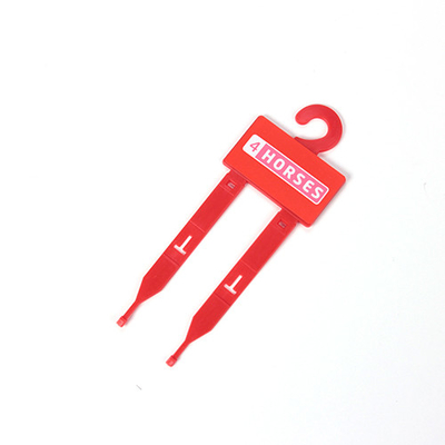 Il rosso ha colorato i forconi su ordinazione della cinghia due dell'attrezzatura del cavallo di Logo Plastic Belt Hangers For